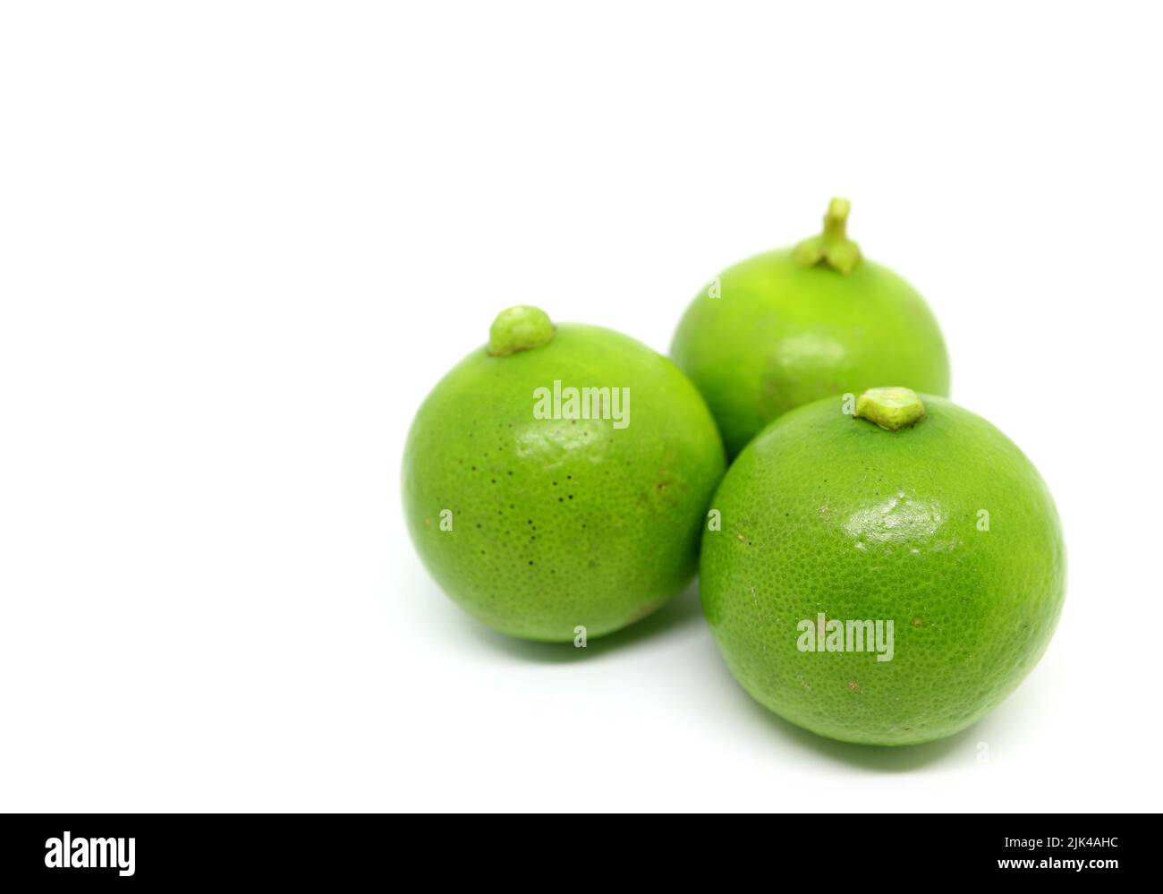 Primo piano di tre lime di tasti verdi su sfondo bianco Foto Stock