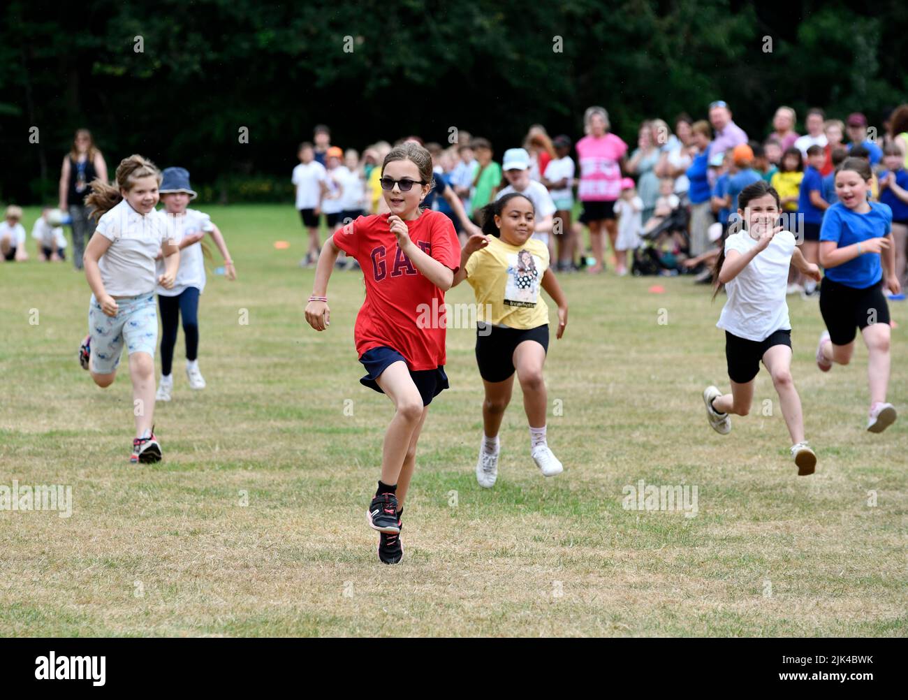 Gran Bretagna 2022 ragazze sportive scuola primaria corsa Foto Stock