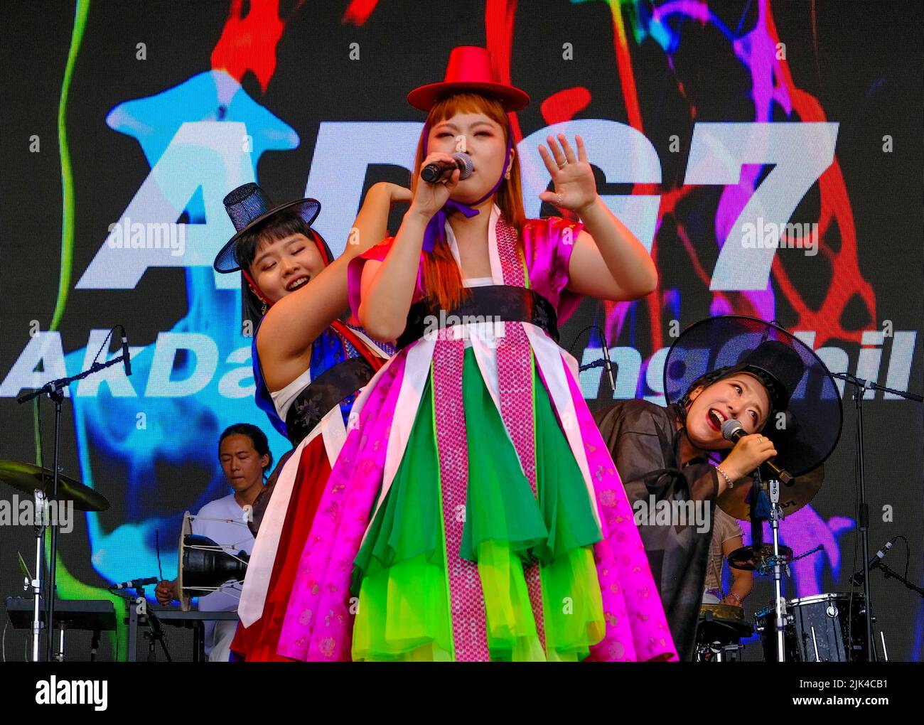 Malmesbury, Wiltshire, Regno Unito. 30th luglio 2022. Malmesbury Wiltshire. Festival delle donne. ADG7 dalla Corea il palcoscenico all'aperto. Credit: charlie bryan/Alamy Live News Foto Stock