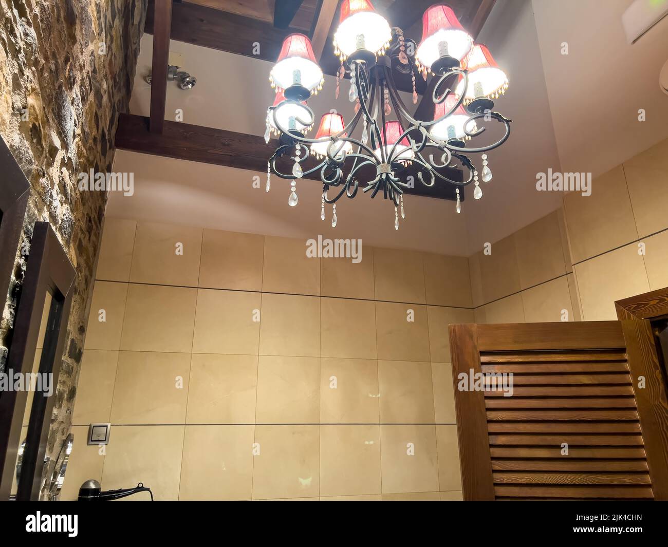 il bagno era grande e bellissimo in un hotel boutique in stile spagnolo Foto Stock