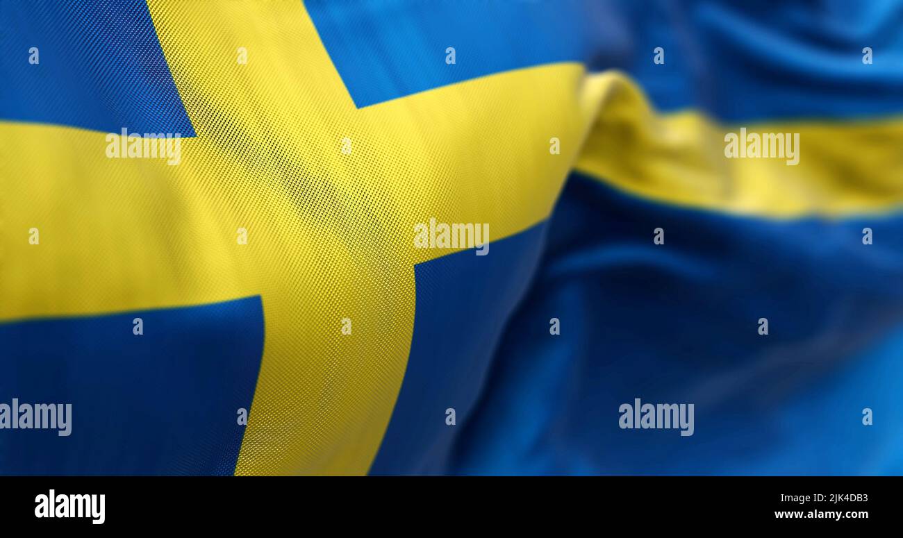 Vista ravvicinata della bandiera nazionale svedese che sventola nel vento. Paese scandinavo situato nel nord Europa Foto Stock