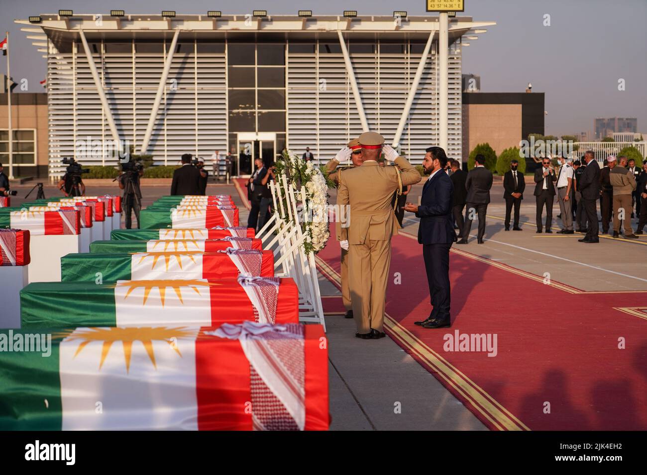 Erbil, Iraq. 30th luglio 2022. L'influente rappresentante sciita dell'Iraq Moqtada al-Sadr partecipa a una cerimonia per ricevere i resti di 100 Barzani all'aeroporto di Erbil nella regione Kurdistan dell'Iraq. Il 31 luglio 1983, si stima che 8.000 membri della tribù Barzani furono arrotondati, rapiti dalle loro case nei monti Zagros, e portati nei deserti dell'Iraq meridionale dove furono uccisi per ordine del regime di Baath. Credit: Ismael Adnan/dpa/Alamy Live News Foto Stock