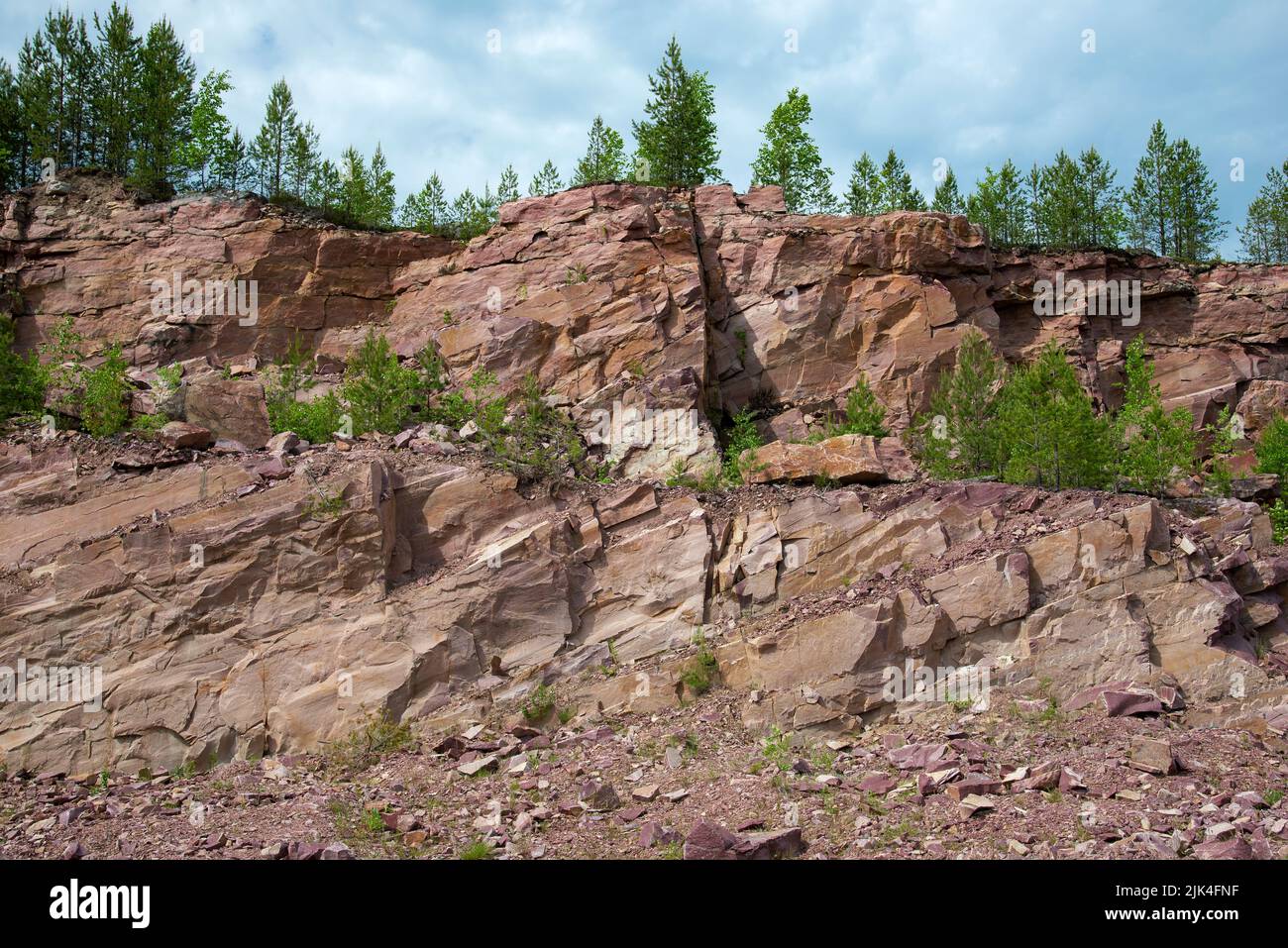 Vecchia cava mineraria per quarzite di lamponi. Villaggio Quartzitny (Shoksha), Karelia Foto Stock