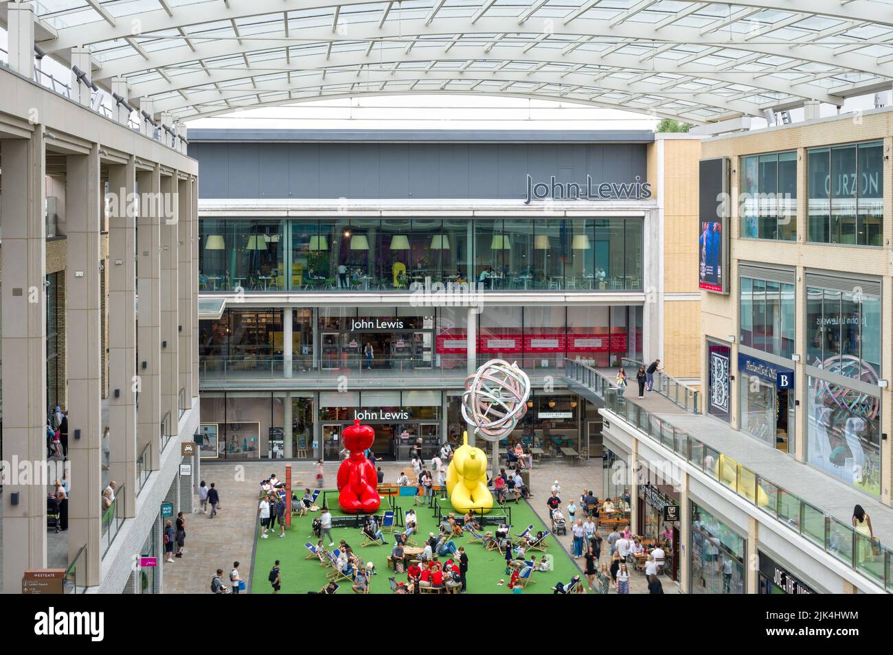 All'interno del Westgate Shopping Centre con vista su John Lewis, Oxford, Regno Unito Foto Stock