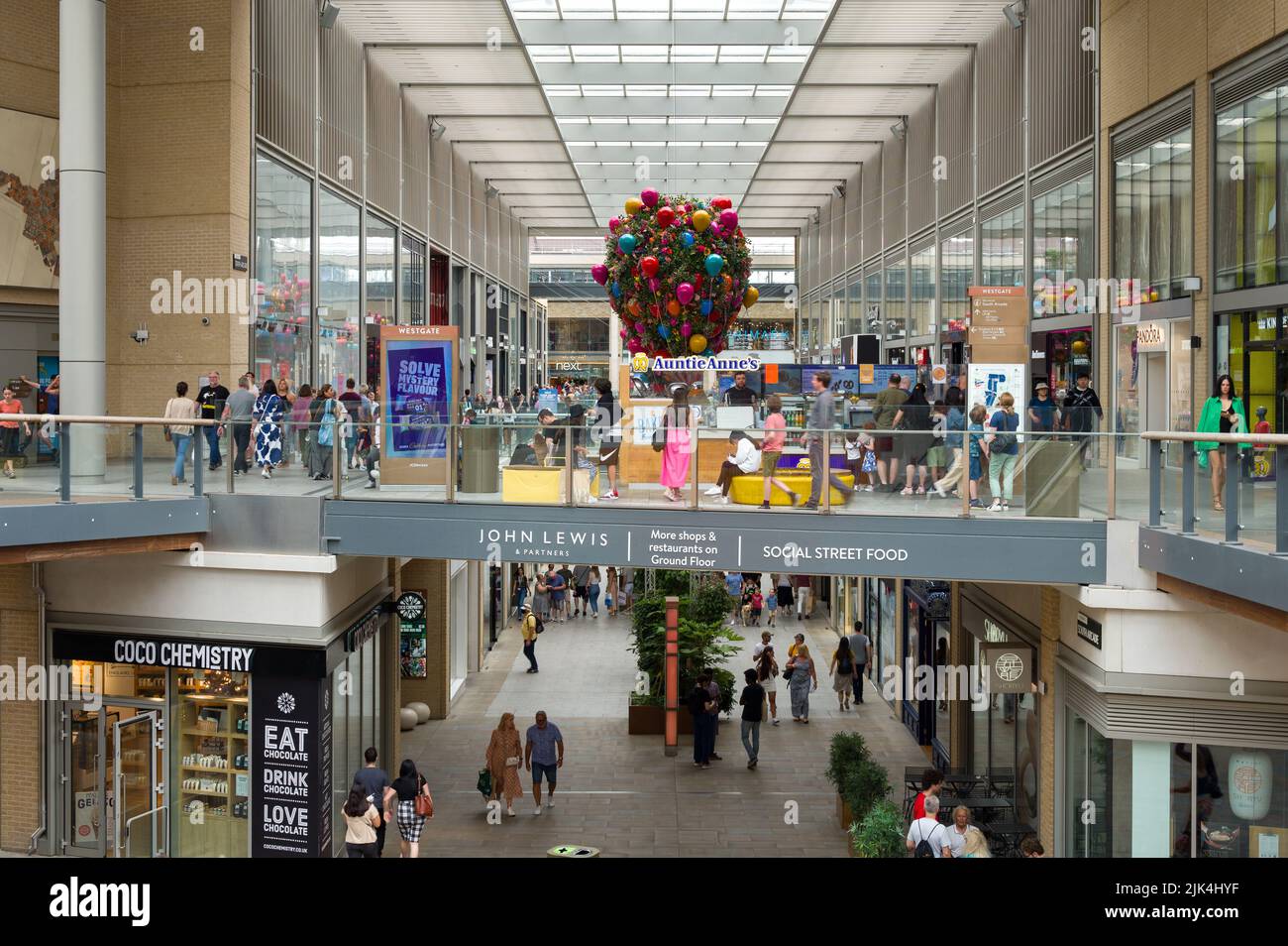 All'interno del Westgate Shopping Centre con gente che cammina accanto ai negozi al dettaglio, Oxford, Regno Unito Foto Stock