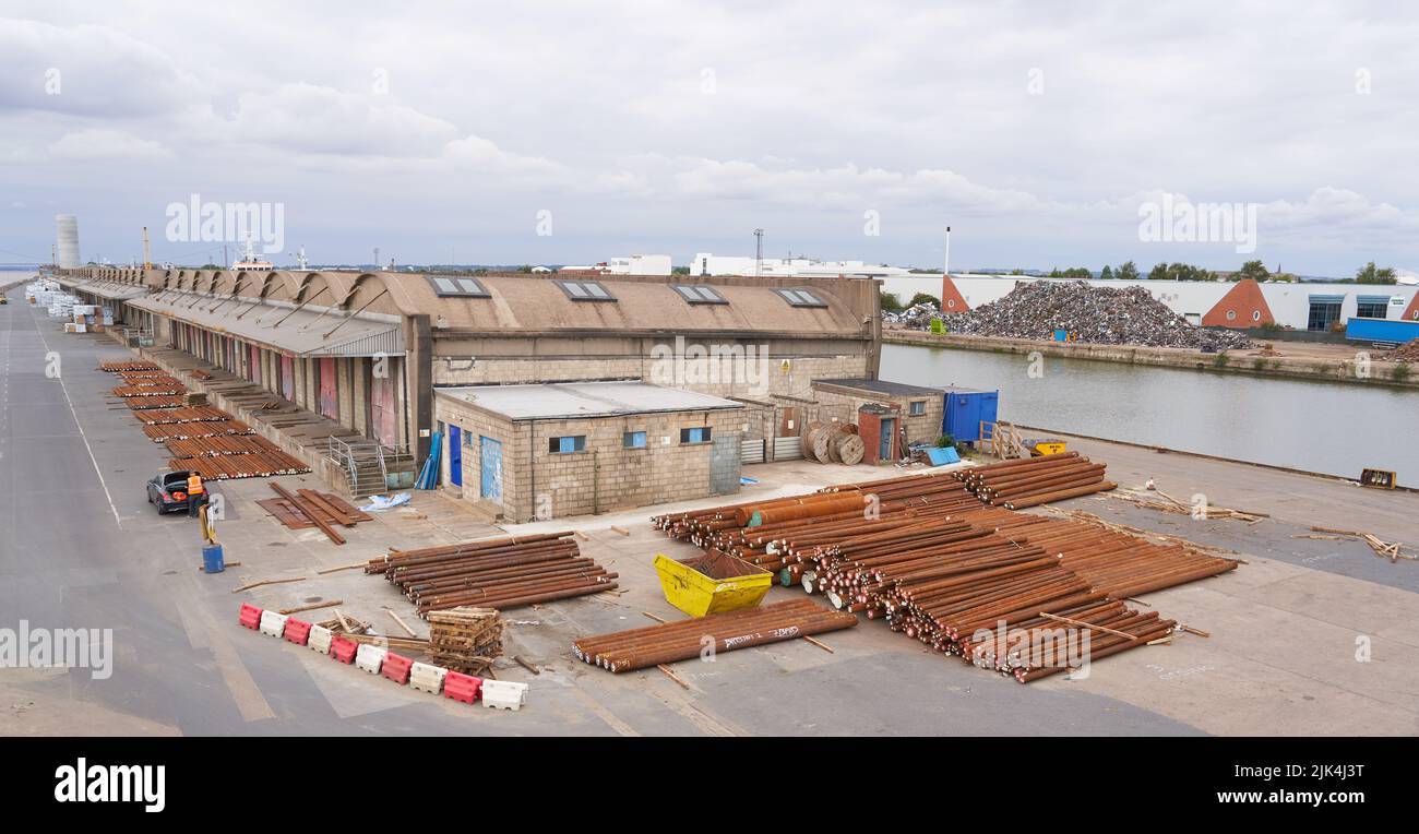 Spedizione di barre d'acciaio importate in un cantiere navale Foto Stock Spedizione di barre d'acciaio importate in un cantiere navale Foto Stock