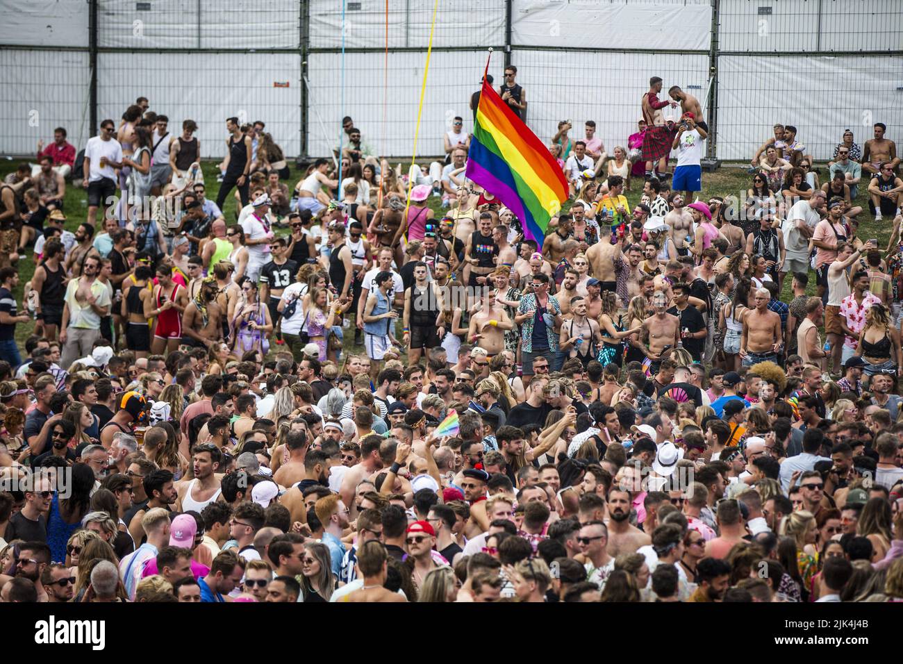 2022-07-30 18:52:48 AMSTERDAM - visitatori durante il festival di Milkshake sul sito Westernasfabriek. L'evento, dove si celebra la diversità e l'individualità, si svolge nel Westerpark. ANP EVA PLEVIER olanda OUT - belgio OUT Foto Stock