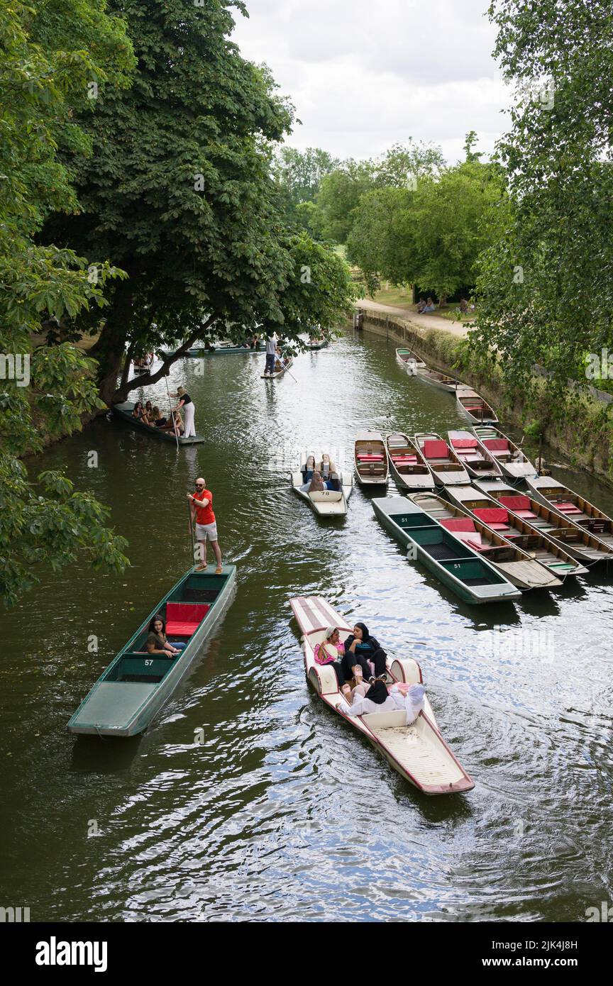 Persone su puntini e pedalò sul fiume Cherwell da Magdelan Bridge Boathouse, Oxford, Regno Unito Foto Stock