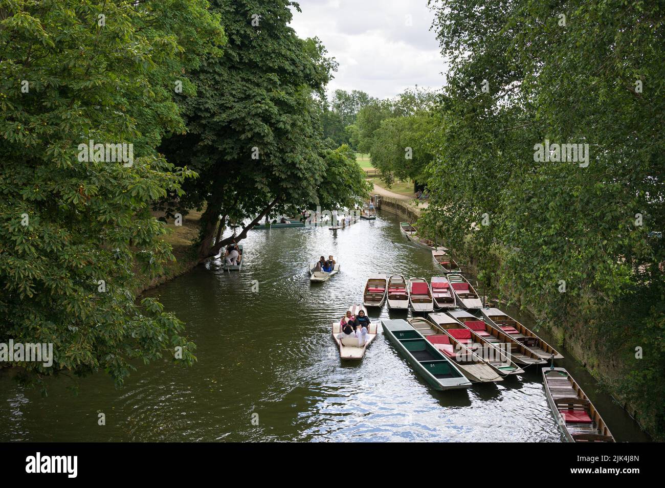 Persone su puntini e pedalò sul fiume Cherwell da Magdelan Bridge Boathouse, Oxford, Regno Unito Foto Stock