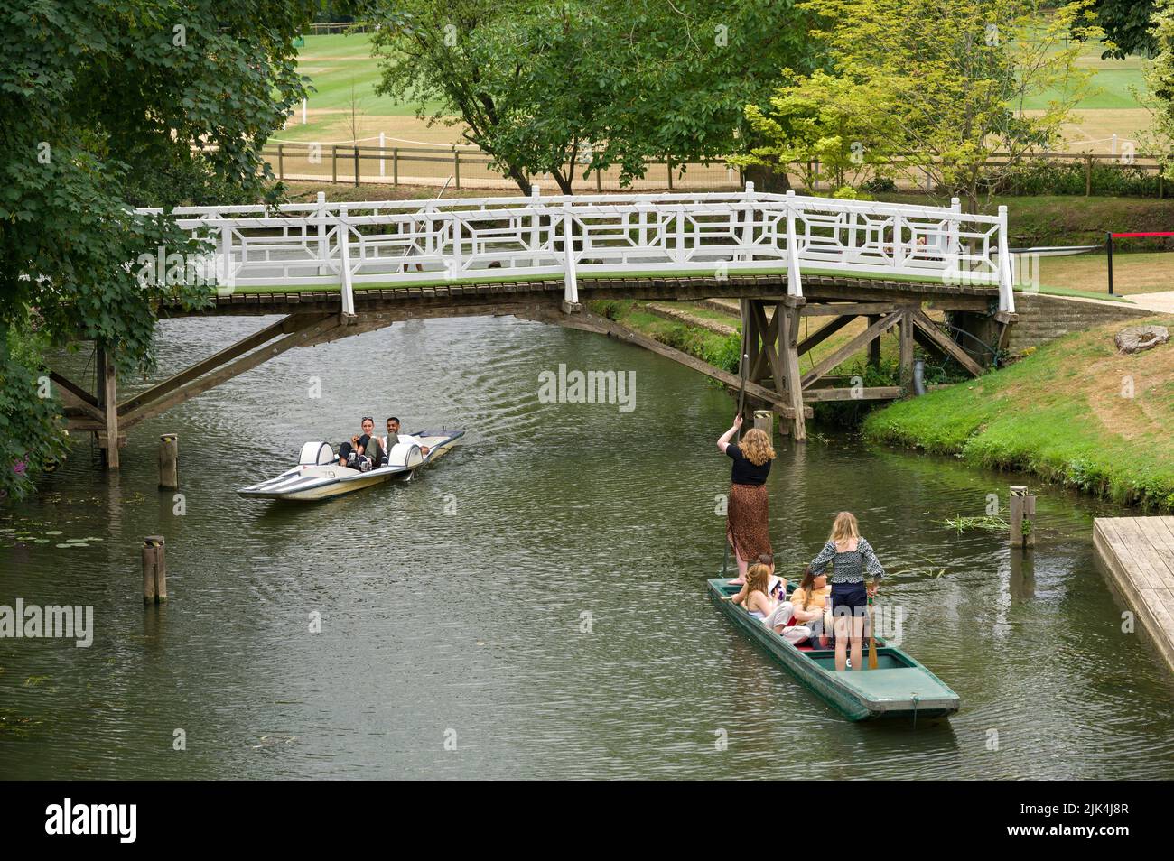 Persone su puntini e pedalò sul fiume Cherwell in una giornata estiva, Oxford, Regno Unito Foto Stock