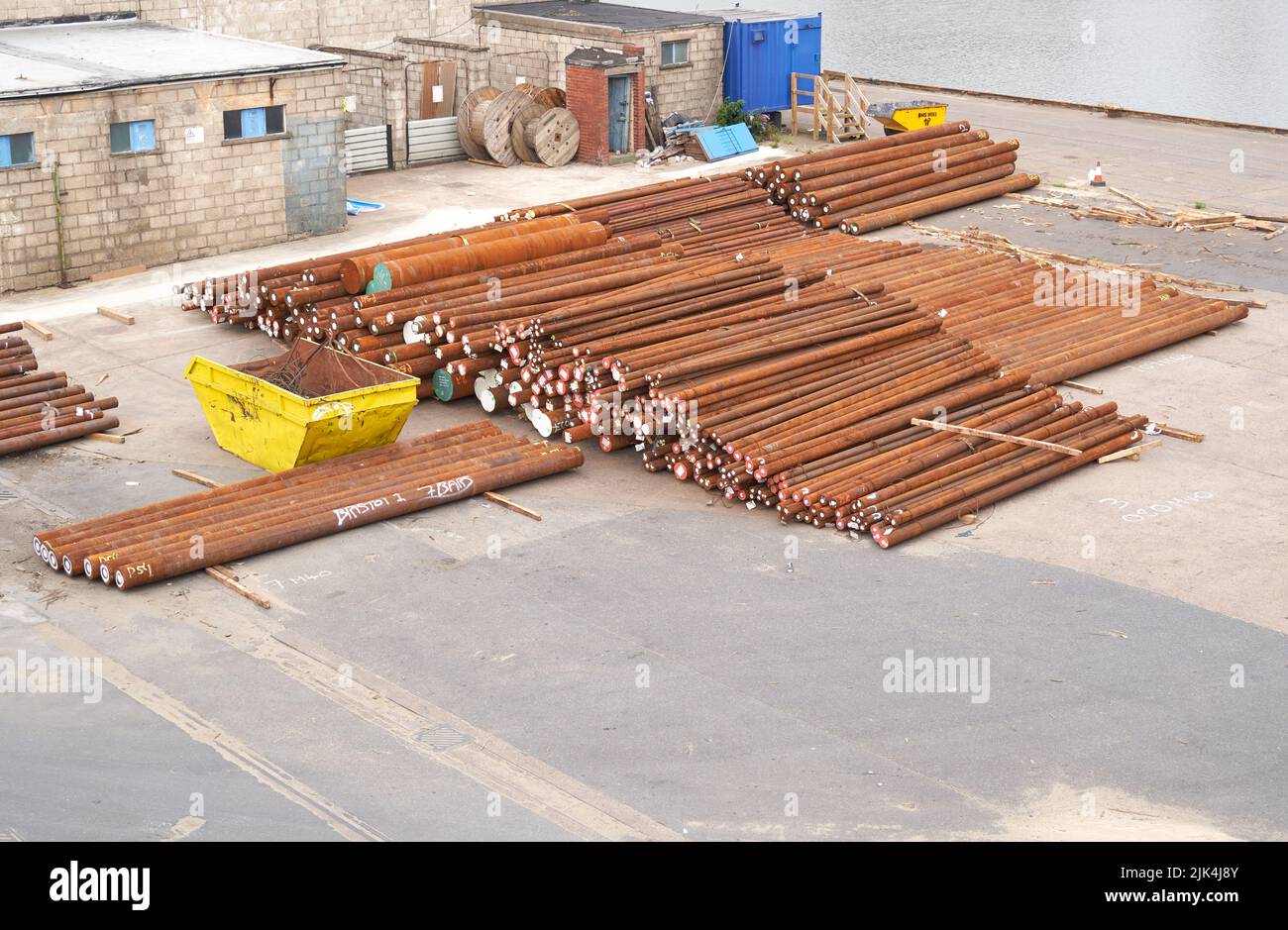 Spedizione di barre d'acciaio importate in un cantiere navale Foto Stock Spedizione di barre d'acciaio importate in un cantiere navale Foto Stock