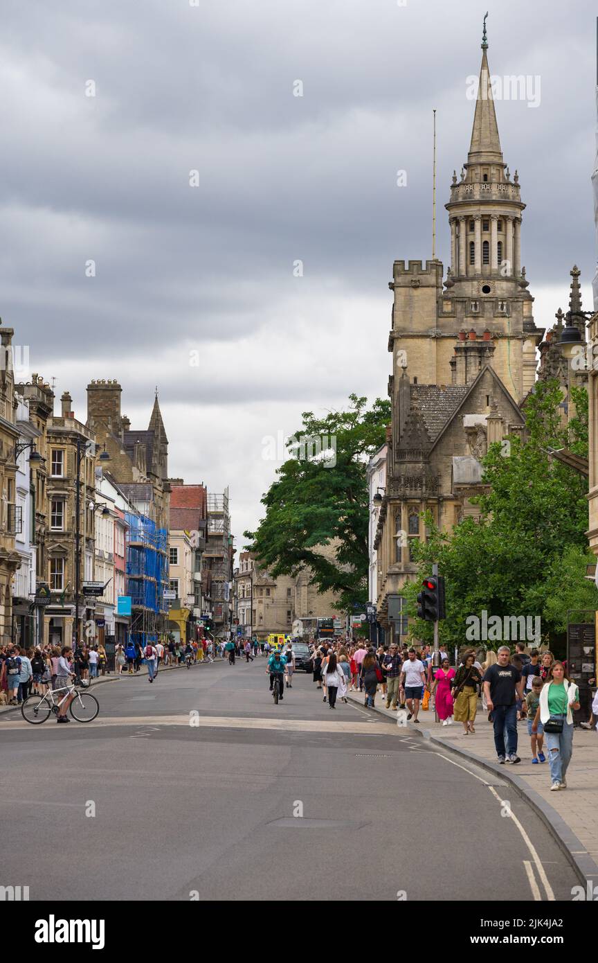 Ammira i turisti e gli edifici di High Street, con All Saints Church, Library of Lincoln College in background, Oxford, Oxfordshire, Regno Unito Foto Stock