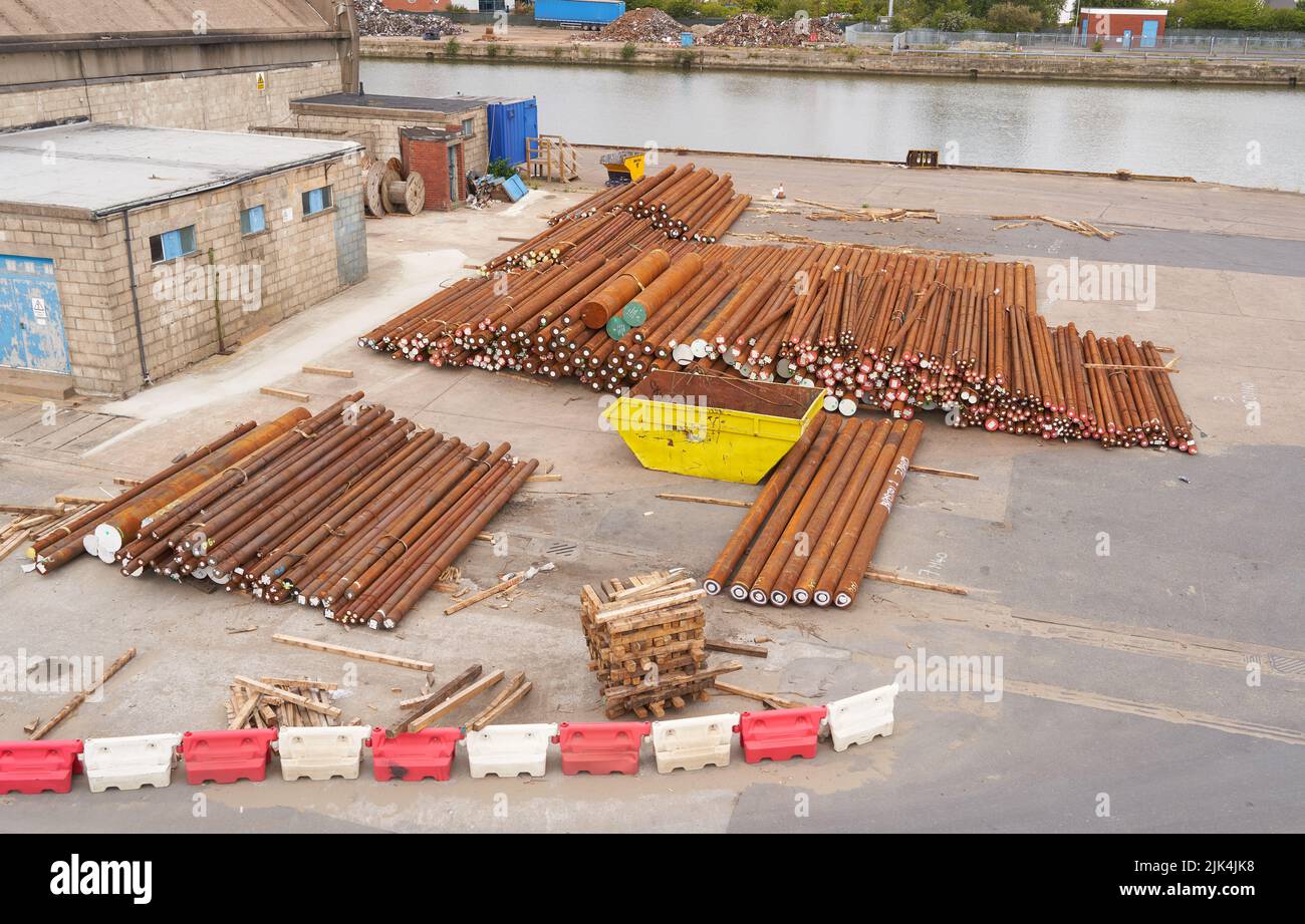 Spedizione di barre d'acciaio importate in un cantiere navale Foto Stock Spedizione di barre d'acciaio importate in un cantiere navale Foto Stock