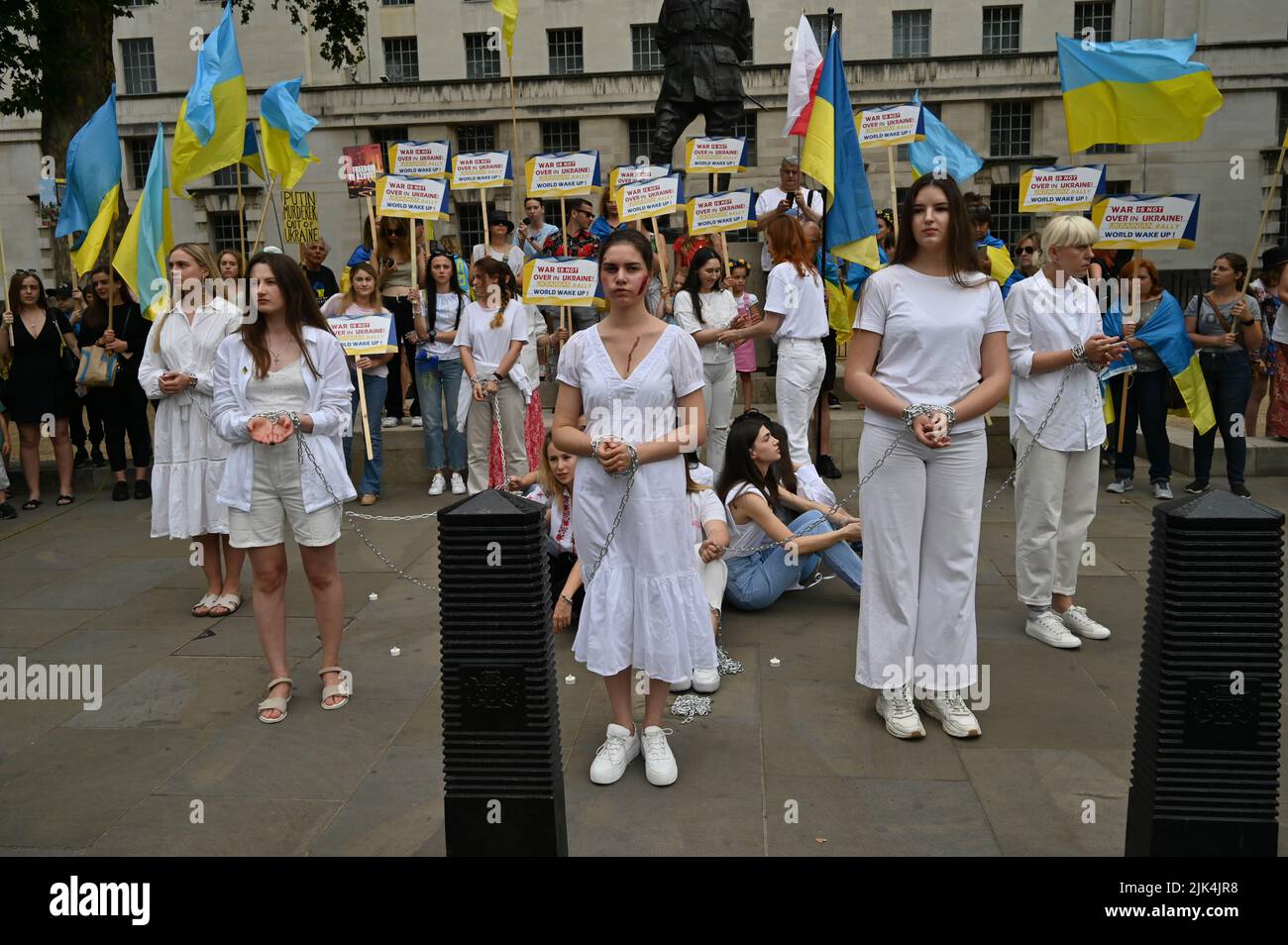 Downing Street, Londra, Regno Unito. 30 luglio 2022. I manifestanti hanno un cartello di protesta fuori Downing Street. La guerra in Ucraina è stata estremamente violenta e il portavoce ha accusato i soldati russi di aver commesso atrocità in Ucraina. Non ci sarà un vincitore nella guerra. L'Ucraina è una nazione orgogliosa Ucraina. Sappiamo che la NATO ci ha mentito. Dacci le armi che hai promesso. Non vogliamo che tu combatti per noi. Possiamo combattere contro i russi da soli. Mi rattrista vedere le lacrime agli occhi delle ragazze e delle donne ucraine. Credit: Vedi li/Picture Capital/Alamy Live News Foto Stock