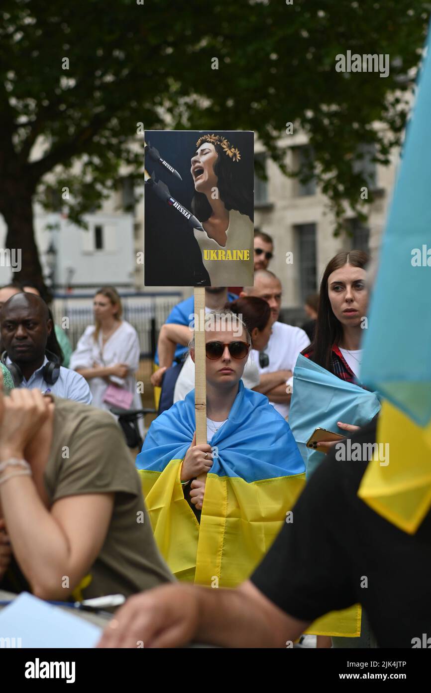 Downing Street, Londra, Regno Unito. 30 luglio 2022. I manifestanti hanno un cartello di protesta fuori Downing Street. La guerra in Ucraina è stata estremamente violenta e il portavoce ha accusato i soldati russi di aver commesso atrocità in Ucraina. Non ci sarà un vincitore nella guerra. L'Ucraina è una nazione orgogliosa Ucraina. Sappiamo che la NATO ci ha mentito. Dacci le armi che hai promesso. Non vogliamo che tu combatti per noi. Possiamo combattere contro i russi da soli. Mi rattrista vedere le lacrime agli occhi delle ragazze e delle donne ucraine. Credit: Vedi li/Picture Capital/Alamy Live News Foto Stock