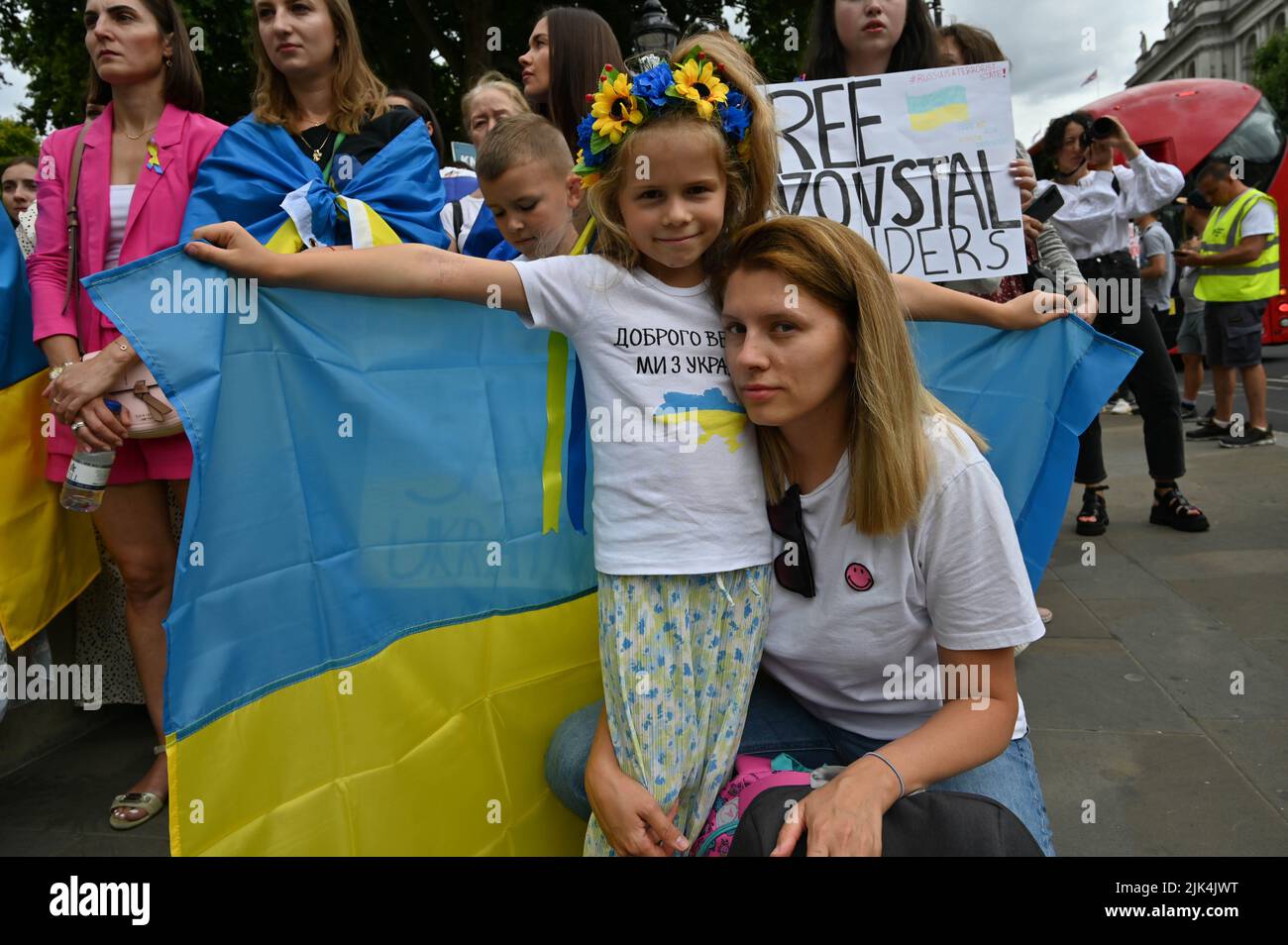 Downing Street, Londra, Regno Unito. 30 luglio 2022. I manifestanti hanno un cartello di protesta fuori Downing Street. La guerra in Ucraina è stata estremamente violenta e il portavoce ha accusato i soldati russi di aver commesso atrocità in Ucraina. Non ci sarà un vincitore nella guerra. L'Ucraina è una nazione orgogliosa Ucraina. Sappiamo che la NATO ci ha mentito. Dacci le armi che hai promesso. Non vogliamo che tu combatti per noi. Possiamo combattere contro i russi da soli. Mi rattrista vedere le lacrime agli occhi delle ragazze e delle donne ucraine. Credit: Vedi li/Picture Capital/Alamy Live News Foto Stock