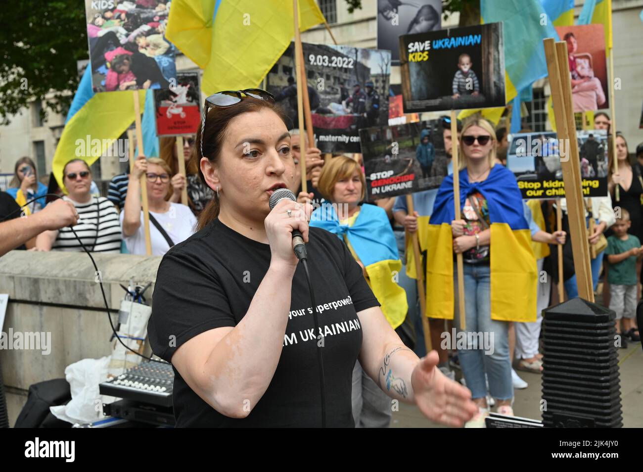 Downing Street, Londra, Regno Unito. 30 luglio 2022. I manifestanti hanno un cartello di protesta fuori Downing Street. La guerra in Ucraina è stata estremamente violenta e il portavoce ha accusato i soldati russi di aver commesso atrocità in Ucraina. Non ci sarà un vincitore nella guerra. L'Ucraina è una nazione orgogliosa Ucraina. Sappiamo che la NATO ci ha mentito. Dacci le armi che hai promesso. Non vogliamo che tu combatti per noi. Possiamo combattere contro i russi da soli. Mi rattrista vedere le lacrime agli occhi delle ragazze e delle donne ucraine. Credit: Vedi li/Picture Capital/Alamy Live News Foto Stock