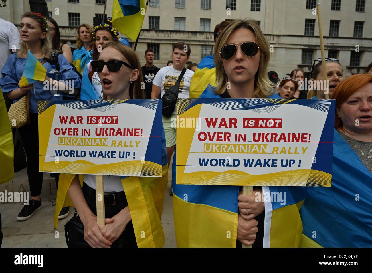 Downing Street, Londra, Regno Unito. 30 luglio 2022. I manifestanti hanno un cartello di protesta fuori Downing Street. La guerra in Ucraina è stata estremamente violenta e il portavoce ha accusato i soldati russi di aver commesso atrocità in Ucraina. Non ci sarà un vincitore nella guerra. L'Ucraina è una nazione orgogliosa Ucraina. Sappiamo che la NATO ci ha mentito. Dacci le armi che hai promesso. Non vogliamo che tu combatti per noi. Possiamo combattere contro i russi da soli. Mi rattrista vedere le lacrime agli occhi delle ragazze e delle donne ucraine. Credit: Vedi li/Picture Capital/Alamy Live News Foto Stock