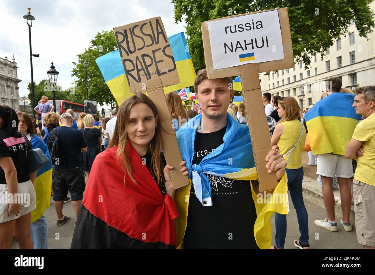 Downing Street, Londra, Regno Unito. 30 luglio 2022. I manifestanti hanno un cartello di protesta fuori Downing Street. La guerra in Ucraina è stata estremamente violenta e il portavoce ha accusato i soldati russi di aver commesso atrocità in Ucraina. Non ci sarà un vincitore nella guerra. L'Ucraina è una nazione orgogliosa Ucraina. Sappiamo che la NATO ci ha mentito. Dacci le armi che hai promesso. Non vogliamo che tu combatti per noi. Possiamo combattere contro i russi da soli. Mi rattrista vedere le lacrime agli occhi delle ragazze e delle donne ucraine. Credit: Vedi li/Picture Capital/Alamy Live News Foto Stock