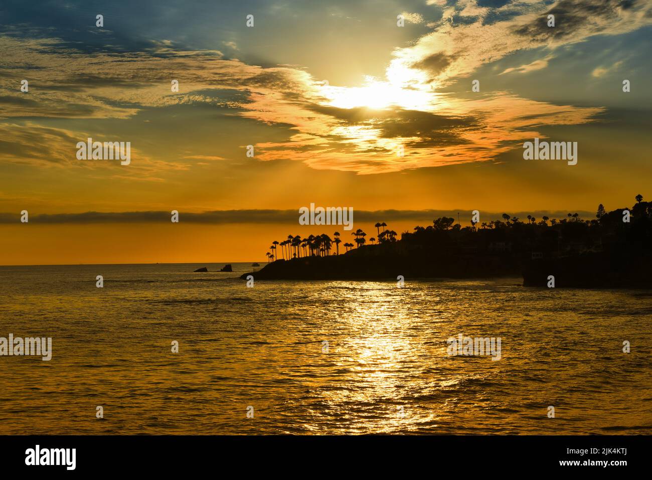 Laguna Beach Tramonto bellissimo cielo e riflessi dorati sull'acqua. Foto Stock