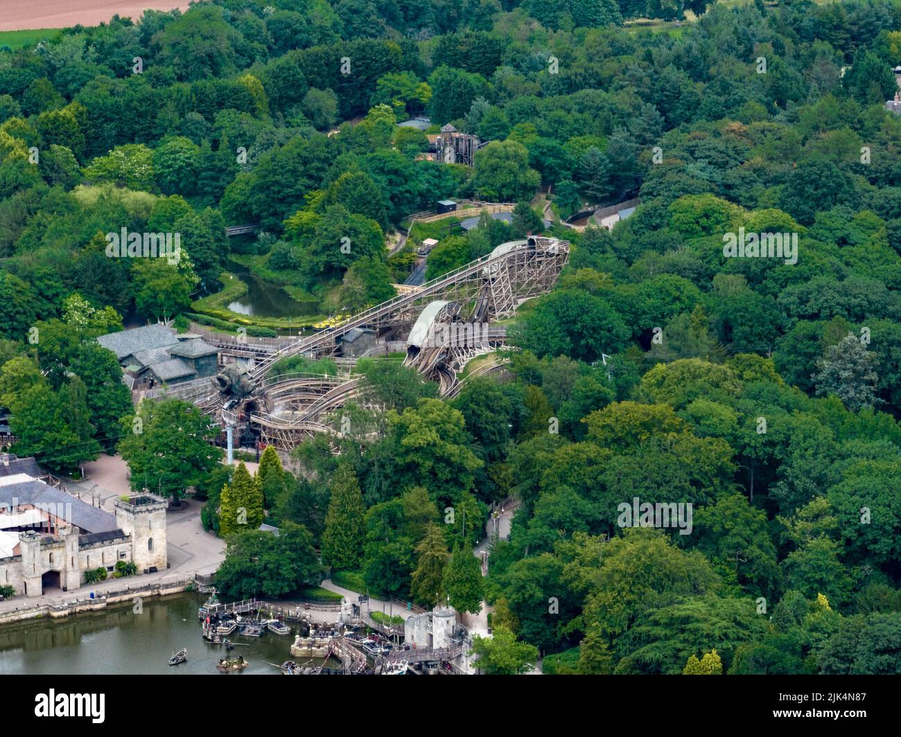 Alton Towers Foto aeree dall'aria, tra cui Nemesis, Smiler, David Walliims, Sonic Spinball Whizzer, The Towers, RITA, 13, Enterprize(SBNO) Drone Foto Stock