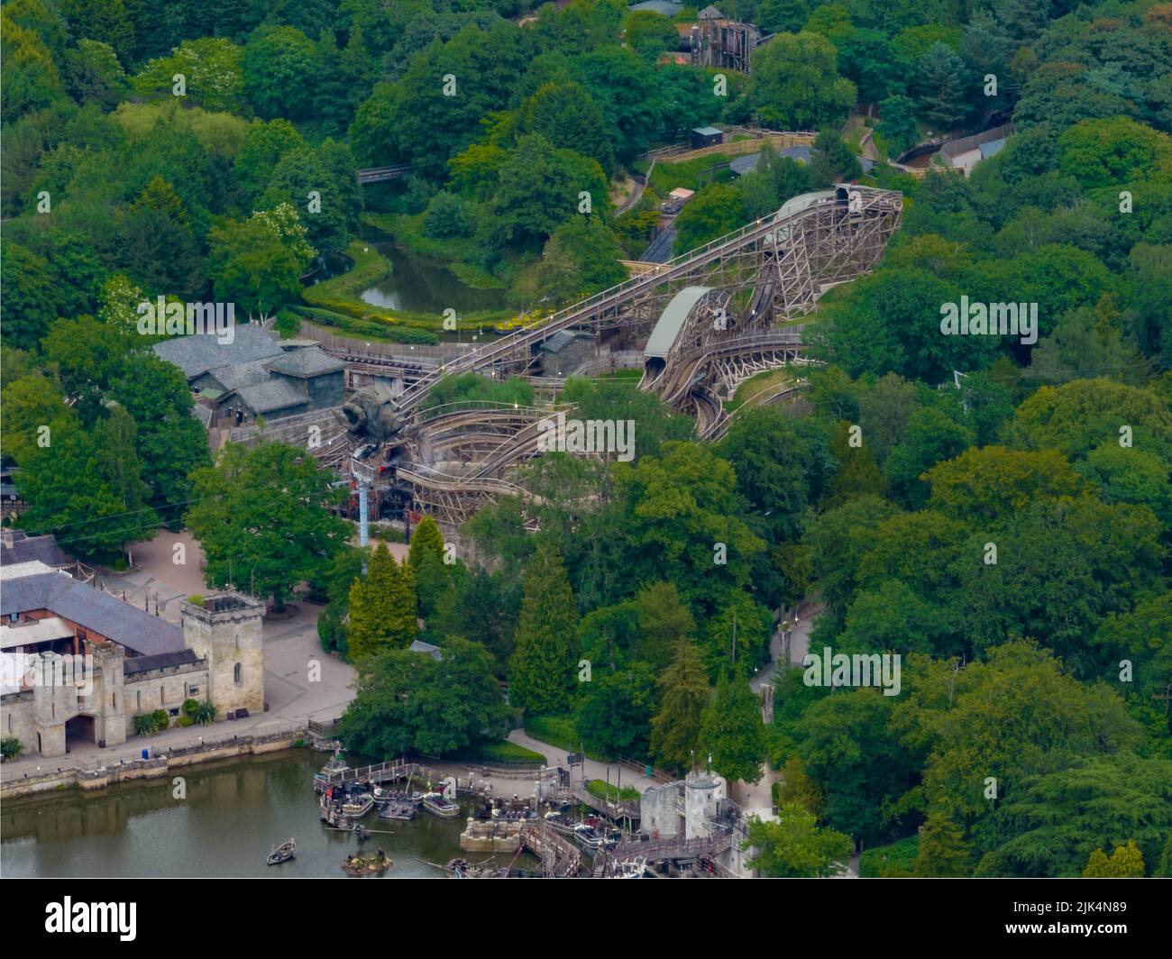 Alton Towers Foto aeree dall'aria, tra cui Nemesis, Smiler, David Walliims, Sonic Spinball Whizzer, The Towers, RITA, 13, Enterprize(SBNO) Drone Foto Stock