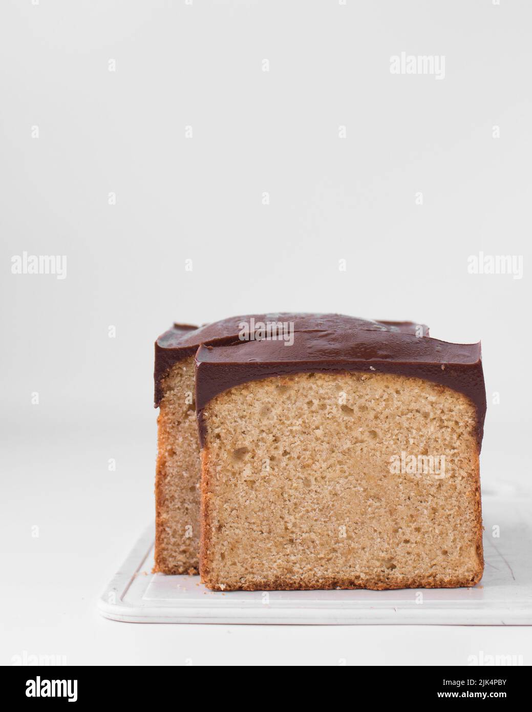 Pagnotta di torta di libbra di vaniglia con una guarnizione di glassa di cioccolato fondente Foto Stock