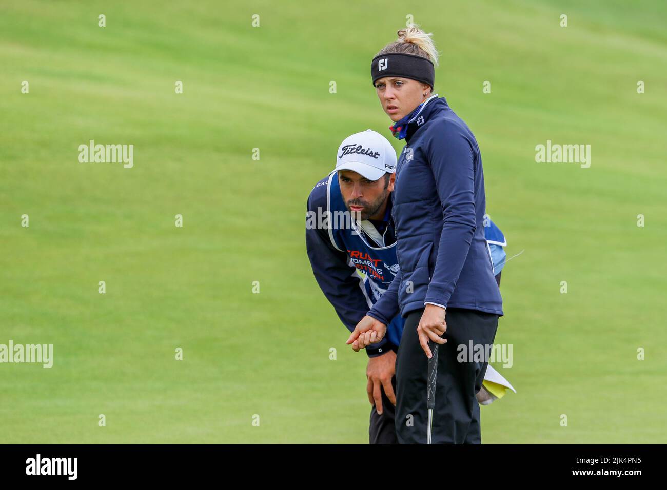 Irvine, Regno Unito. 30th luglio 2022. Il terzo round del Trust Golf Women's Scottish Golf ha avuto luogo con 75 giocatori che hanno fatto il taglio. La pioggia notturna pesante da venerdì a sabato ha fatto per un corso più morbido e più di prova. Pauline Rousin e la sua caddie che controlla la linea di putting al 5th verde. Credit: Findlay/Alamy Live News Foto Stock