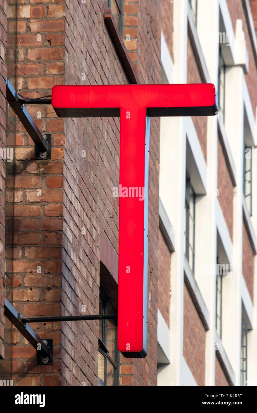 Simbolo rosso con lettera maiuscola sull'edificio di Liverpool Foto Stock