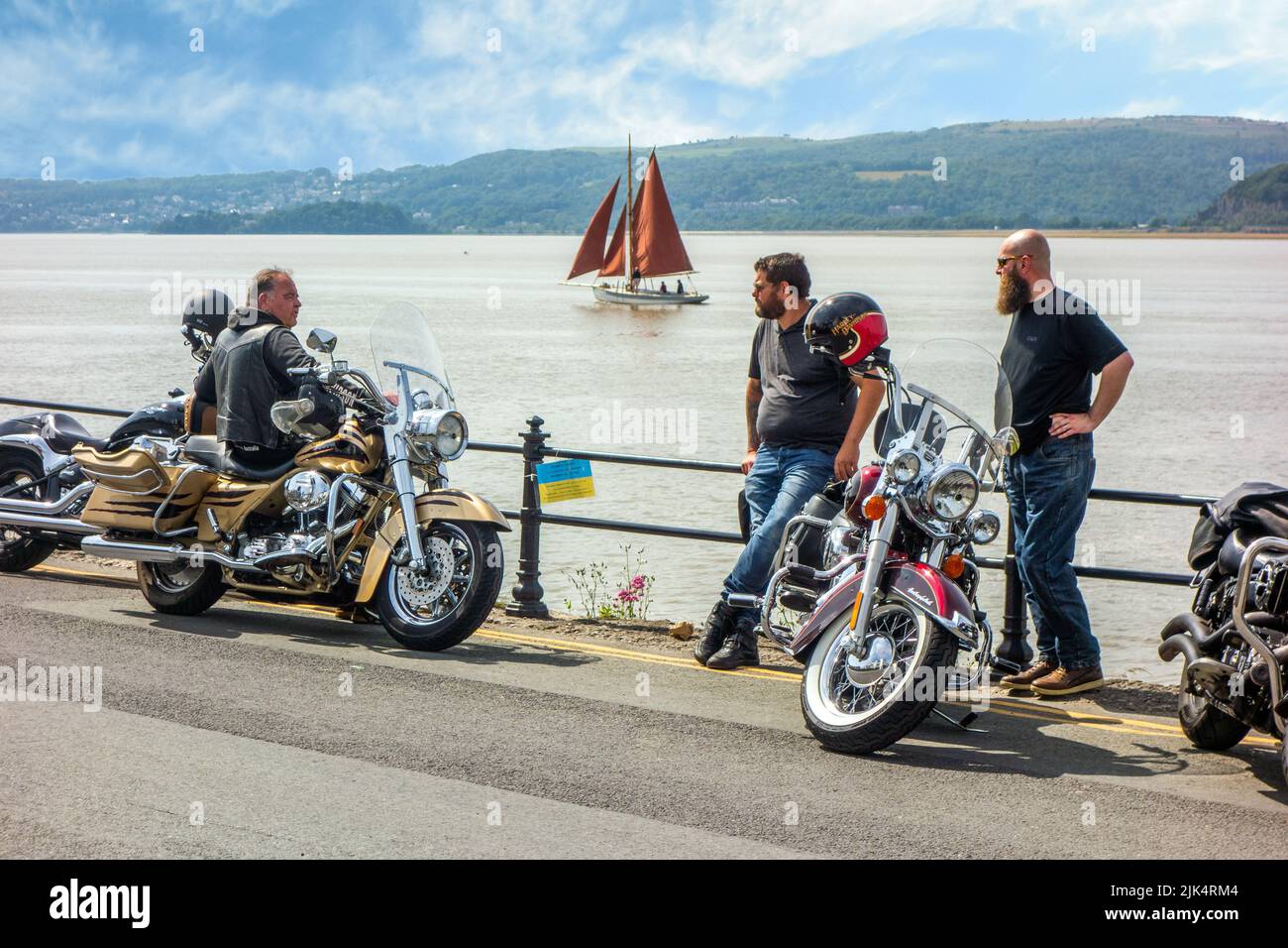 Motociclisti che godono il sole estivo del 2022 sul lungomare presso la località turistica Cumbria di Arnside, a nord di Morecambe Bay UK Foto Stock