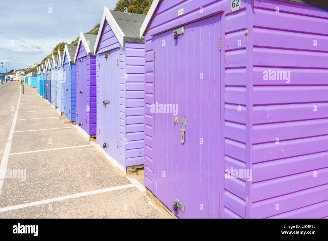 Fila di capanne in legno multicolore sul mare a Bournemouth Dorset Regno Unito Foto Stock