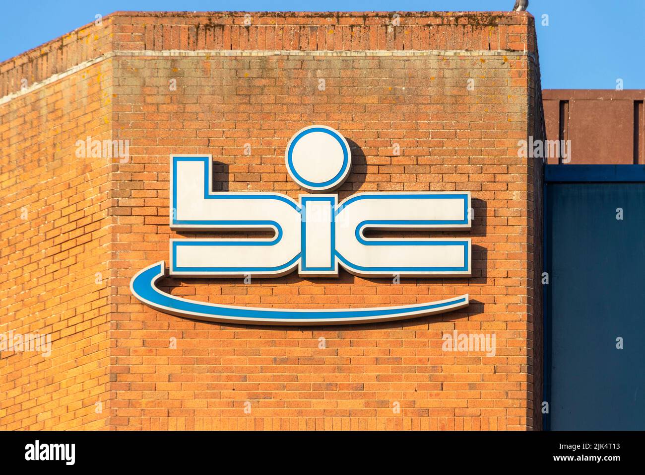 Cartello con il logo BIC sulla parete in mattoni del centro internazionale di Bournemouth a Bournemouth Dorset UK Foto Stock