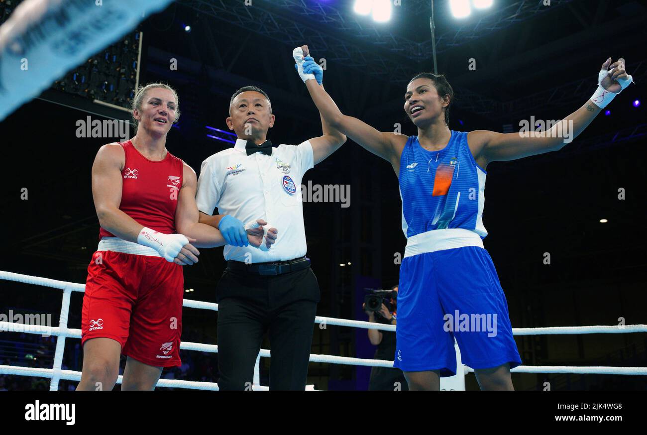 Ariane Nicholson (Red) della Nuova Zelanda e Lovlina Borgohain (Blue) dell'India nel Light Middle (66-70kg) combattono al NEC il secondo giorno dei Giochi del Commonwealth 2022 a Birmingham. Data foto: Sabato 30 luglio 2022. Foto Stock