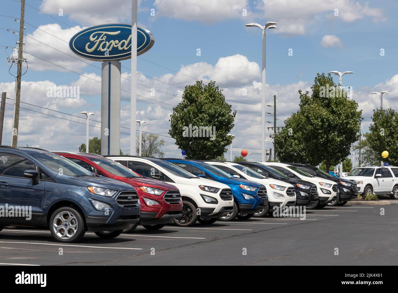 Plainfield - Circa Luglio 2022: Esposizione Ford Ecosport presso una concessionaria. Ford offre l'Ecosport nelle versioni S, se, Titanium e SES. Foto Stock