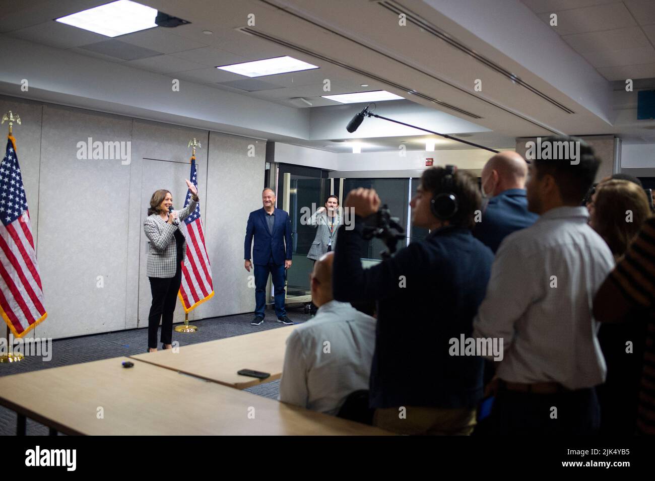 Il Vice Presidente degli Stati Uniti Kamala Harris parla con il personale del Comitato Nazionale democratico e volontari per commemorare 100 giorni dal Midterms Sabato, 30 luglio 2022 a Washington, DC. (Foto di Bonnie Cash/Pool/ABACAPRESS.COM) Foto Stock