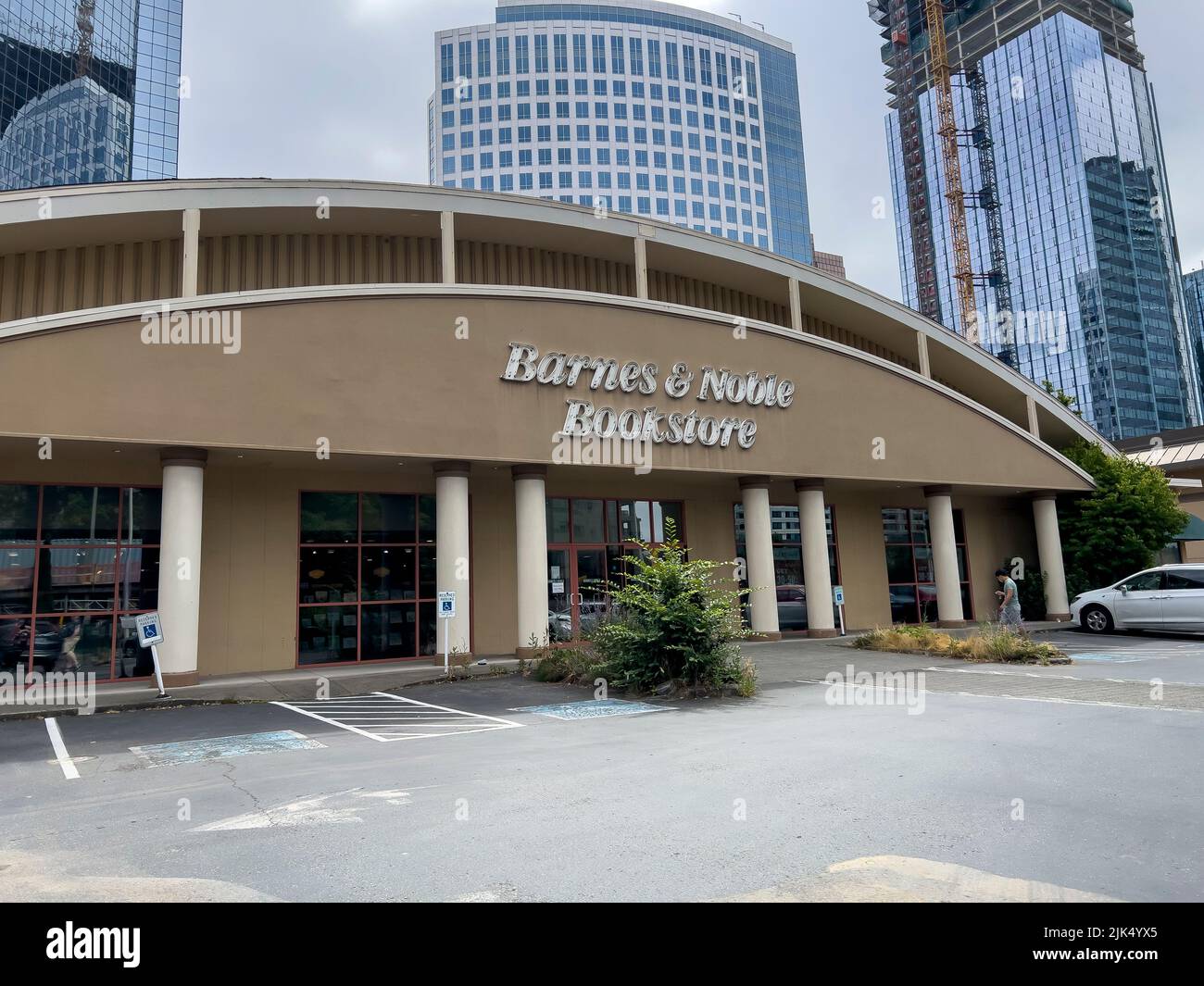 Bellevue, WA USA - circa 2022 luglio: Vista ad angolo dell'esterno del centro di Barnes e Noble, si prepara a chiudere per aprire in una nuova posizione. Foto Stock