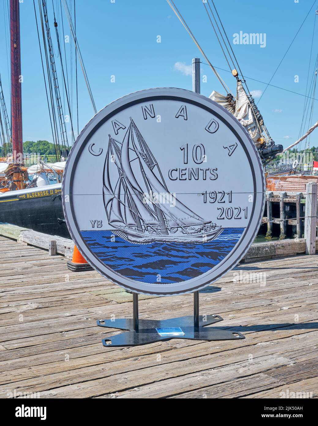 Il Bluenose era una goletta da pesca e da corsa che divenne un simbolo iconico della Nuova Scozia e del Canada. Questo più grande della vita dime canadese è trovato Foto Stock