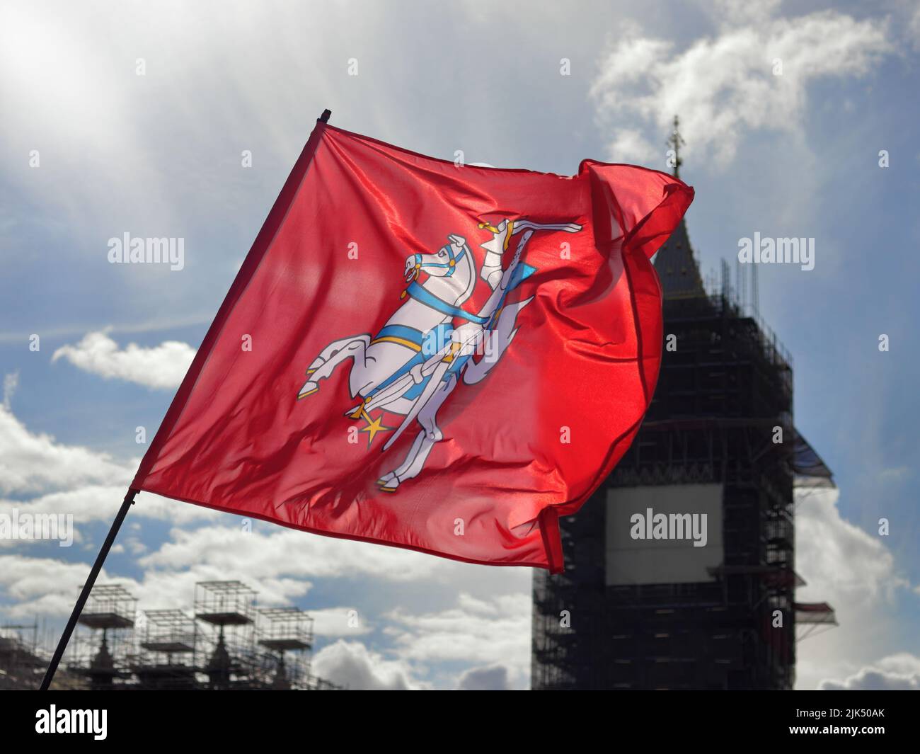 Londra, Regno Unito - 23 agosto 2020: Bandiera nazionale lituana con Big ben sullo sfondo Foto Stock