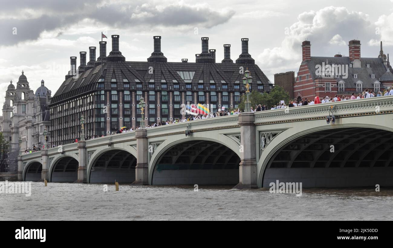 Londra, Regno Unito - 23 agosto 2020: Dimostrazione della gente con tre bandiere nazionali baltiche sul ponte di Westminster Foto Stock