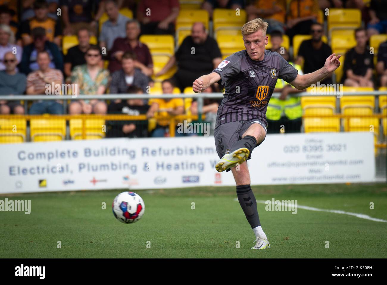 Londra, Regno Unito. 30th luglio 2022. La contea di Newport è in azione. EFL Skybet Football League Two match, Sutton Utd / Newport County al VBS Community Stadium di Sutton, Londra sabato 30th luglio 2022. Questa immagine può essere utilizzata solo per scopi editoriali. Solo per uso editoriale, licenza richiesta per uso commerciale. Nessun uso in scommesse, giochi o un singolo club / campionato / giocatori pubblicazioni. pic by Credit: Andrew Orchard sport fotografia / Alamy Live News Foto Stock