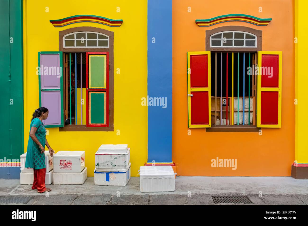 Una donna si trova accanto alla colorata Casa di Tan Teng Niah a Little India, Singapore Foto Stock