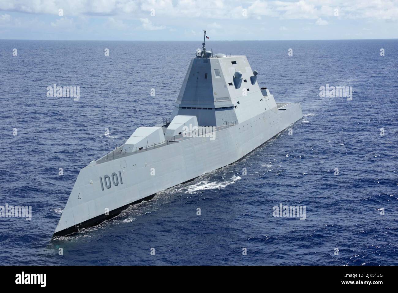 220728-N-DF558-1763 OCEANO PACIFICO (28 luglio 2022) U.S. Navy Zumwalt-Class cacciatorpediniere missilistico guidato USS Michael Monsoor (DDG 1001) vele in formazione durante Rim of the Pacific (RIMPAC) 2022, luglio 28. Ventisei nazioni, 38 navi, tre sommergibili, più di 30 sistemi senza equipaggio, circa 170 aerei e 25.000 persone partecipano a RIMPAC dal 29 giugno al 4 agosto nelle isole Hawaiiane e nella California meridionale. Il più grande esercizio marittimo internazionale del mondo, RIMPAC offre un’opportunità di formazione unica, promuovendo e sostenendo le relazioni di cooperazione tra p Foto Stock