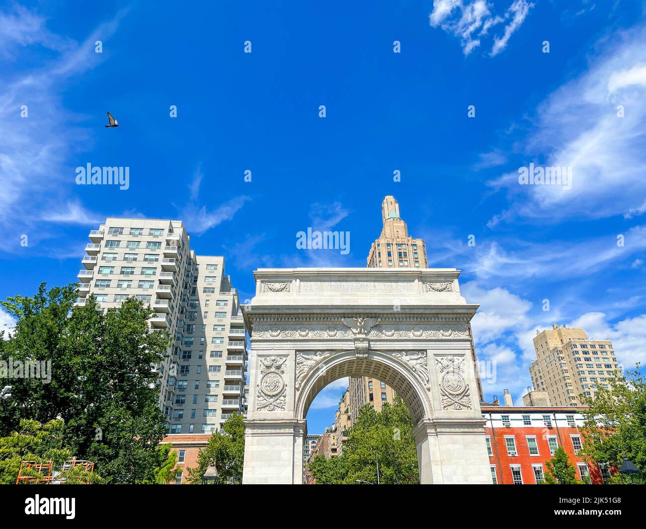 Il Washington Square Park è visibile in un tipico pomeriggio estivo a New York il 30 luglio 2022. Foto Stock