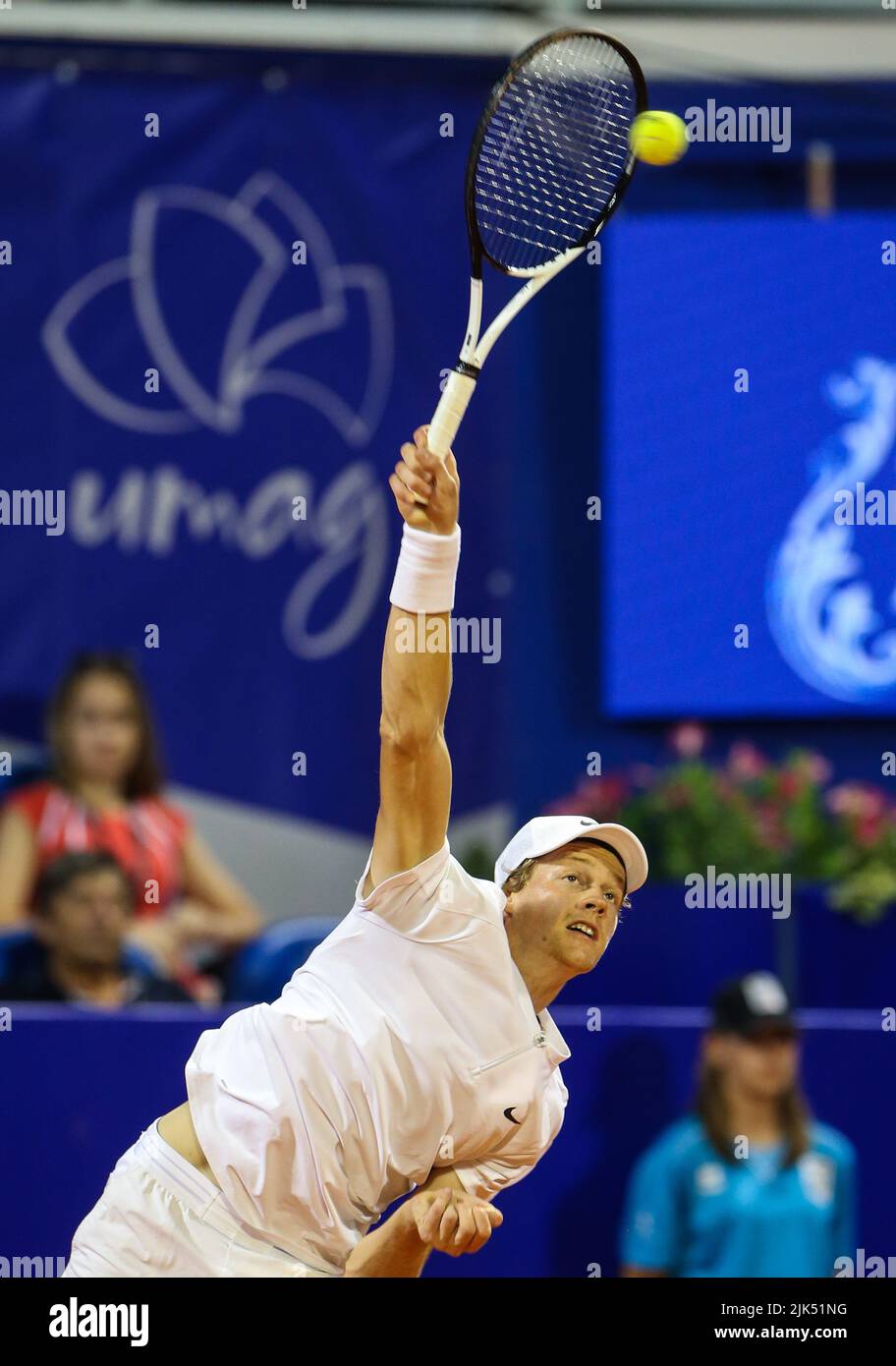 UMAGO, CROAZIA - LUGLIO 30: Jannik Sinner d’Italia gioca contro Franco Agamenone d’Italia durante la semifinale maschile il giorno 7 dell’Umag 2022 Croatia Open allo stadio ATP Goran Ivanisevic il 30 luglio 2022 a Umago, Croazia. Foto: Jurica Galoic/PIXSELL Foto Stock