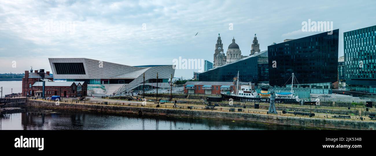Vista dello skyline di Liverpool con il Museo di Liverpool e le banchine. Foto panoramiche ad alta risoluzione. Liverpool, Regno Unito, 29 luglio 2022 Foto Stock