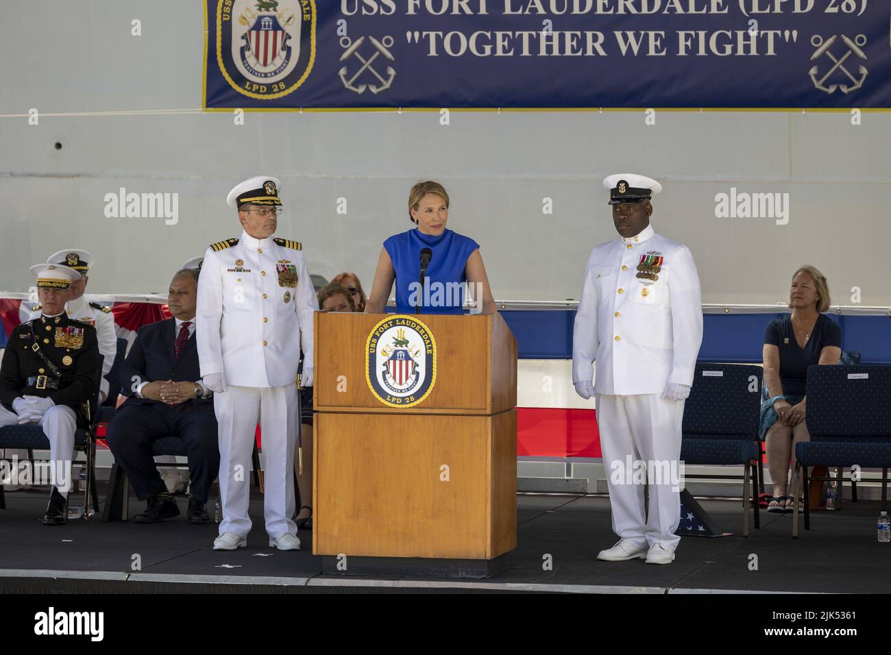 Fort Lauderdale, Florida, Stati Uniti. 30th luglio 2022. Lo sponsor della nave Meredith A. Berger (C) che dà il primo ordine di "portare la nostra nave in vita" al comandante James Quaresimo (L) e al comandante del comando, CMDCM (SW/AW) James Magee (R) alla cerimonia di commissioning per la USS Fort Lauderdale (LPD 28), Port Everglades, Florida.The USS Fort Lauderdale (LPC28) è una nave anfibia di trasporto classe San Antonio. Credit: UPI/Alamy Live News Foto Stock