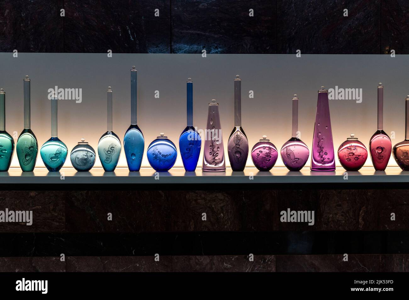 Sculture in vetro di Louis Thompson come parte della mostra Ebb & Flow presso One Canada Square, Summer Lights Festival, Canary Wharf, Londra, Regno Unito Foto Stock