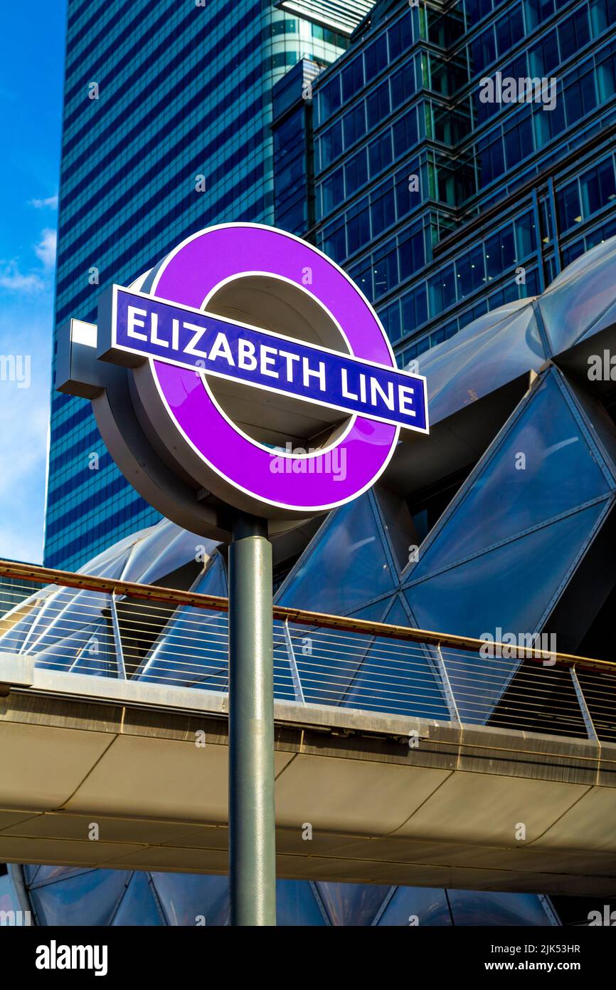 Segnale per la linea Elizabeth al Crossrail Place, Canary Wharf, Londra, Regno Unito Foto Stock