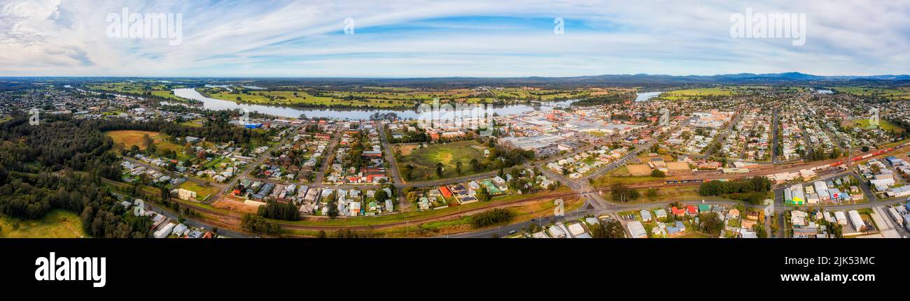 Ampio panorama urbano aereo della città di Taree sul fiume Manning in Australia dalla stazione ferroviaria al centro. Foto Stock