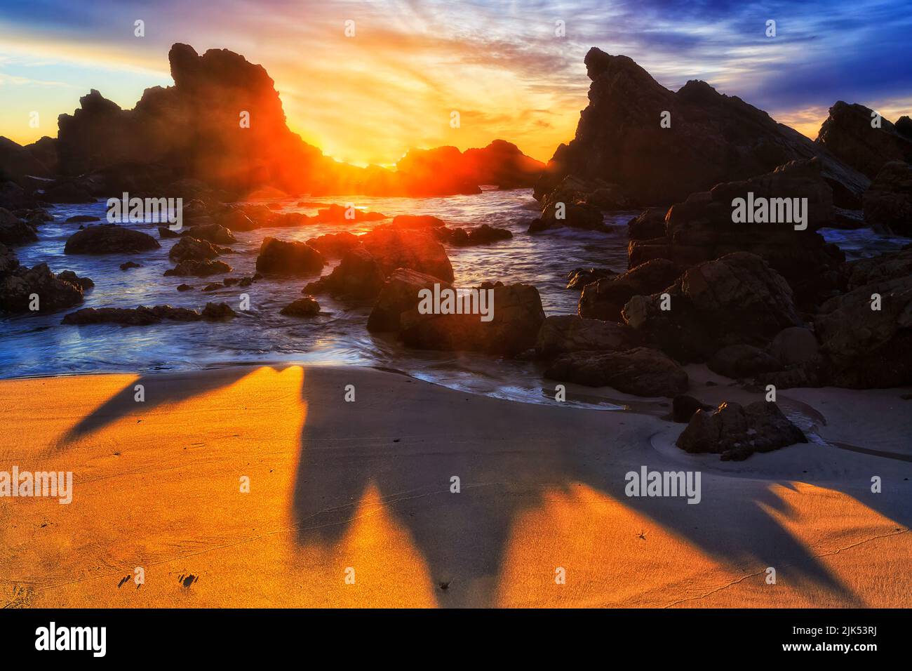 Scogli erosi scenici a Burgess spiaggia della costa del Pacifico nella città di Forster, Australia - alba. Foto Stock